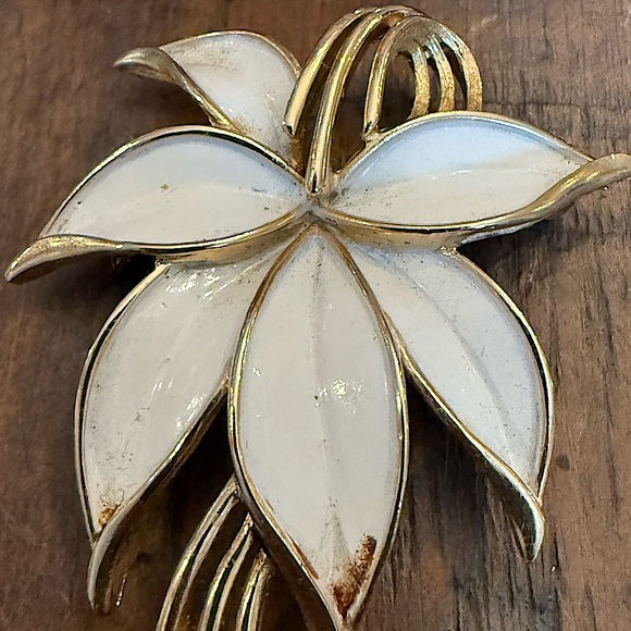 Vintage Trifari Enamel Flower Brooch White & Gold-Tone Signed 1950s-1960s Era - Picture 2 of 5